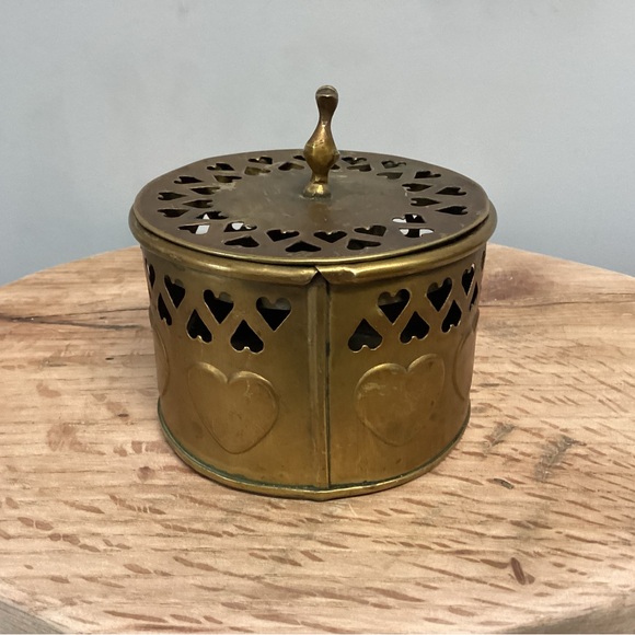 🟡 Vintage Brass Lidded Hearts Basket / Dish / Trinket Holder / Patina Farmhouse - Picture 5 of 15